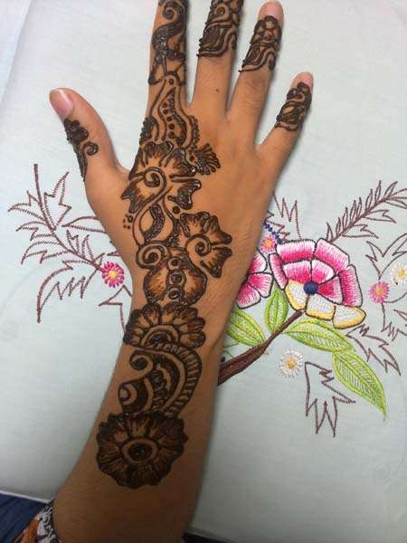 Latest-Arabic-Mehndi-Designs-2014-On-Hands-Back-Side.jpg (450×600)